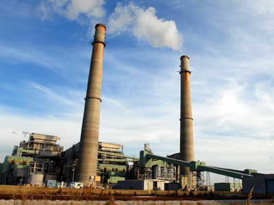 The NRG power plant, which runs on coal, spews smoke just outside of Jewett, Texas along Texas Highway 39. (AP)