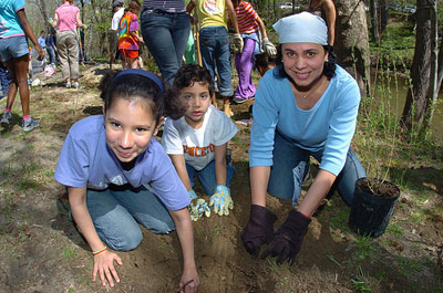 Photo taken during National & Global Youth Service Day, April 20-22, 2007, in Washington, D.C. (Flickr/Chip Feise Location Photography for Serve DC)