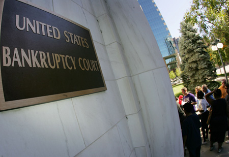 A line formed outside the door of the U.S. Customs House in Denver, CO, in 2005, as people rushed to file for bankruptcy before Bush's bankruptcy bill took effect. (AP/David Zalubowski)