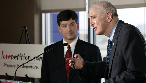 Rep. Jeb Hensarling (R-TX), left, seen here in 2006 with Rep. Sam Johnson (R-TX), is leading the charge of the Republican Study Committee to put forward an unworkable alternative to the financial bailout under negotiation. (AP/Tony Gutierrez)