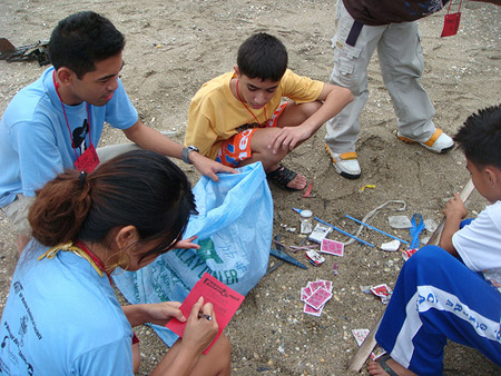 Volunteers pitch in at the International Coastal Cleanup in Puerto Galera, Philippines on September 21, 2008. (Flickr/jego207)