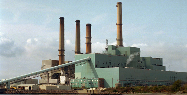 The Brayton Point Power Station in Somerset, Massachussetts—one of the plants participating in the nation's first cap-and-trade greenhouse gas auction on Thursday, Sept. 25, 2008 as part of the 10-state RGGI consortium. (AP/C.J. Gunther)
