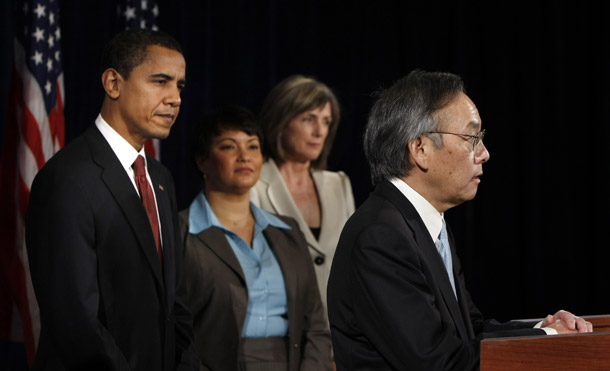 Steven Chu, President-elect Barack Obama's pick for energy secretary, speaks at a press conference as Lisa Jackson, nominee for EPA administrator, and Carol Browner, nominee for White House energy czar, look on. (AP photo)