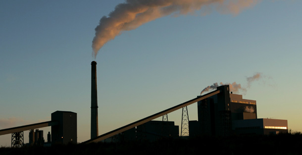 A coal-fired power plant in operation in Holcomb, KS. The latest science suggests the need for a stronger greenhouse gas emissions reduction target in a U.S. climate bill, and the United States has the technology and resources to achieve this goal. (AP/Charlie Riedel)