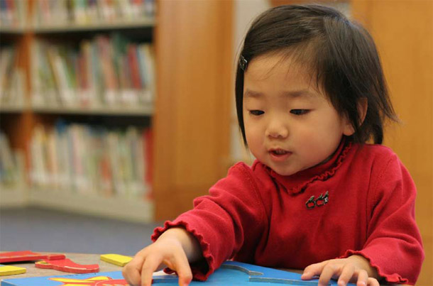 The powerful combination of systematic vocabulary instruction and expanded learning<br />
time has the potential to address the large and long-standing literacy gaps in U.S.<br />
public schools, particularly with low-income students and English language learners. (iStockphoto)