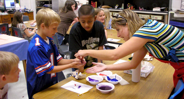 A teacher leads her students in an art project. (Flickr/Old Shoe Woman)