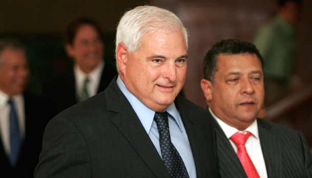 Panama's President Ricardo Martinelli, center, arrives at the presidential house in San Jose, Wednesday, July 15, 2009. (AP/Kent Gilbert)
