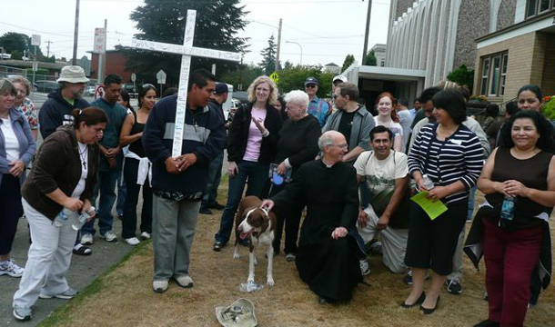 Pilgrims organize for prayer outside a detention center in Bellingham, WA. (Washington Pilgrimage)