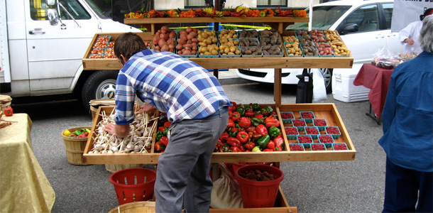 A vendor sets up at the first FreshFarm Market by the White House on September 17, 2009. (Flickr/<a href=