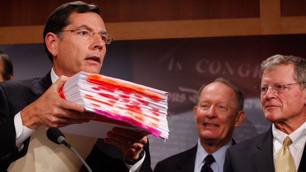 Sen. John Barrasso (R-WY), left, accompanied by Sen. Lamar Alexander (R-TN), center, and Sen. James Inhofe (R-OK). Sen. Barrasso introduced legislation on February 24 that would prevent the SEC from forcing companies to disclose their climate-related risks. (AP/Harry Hamburg)