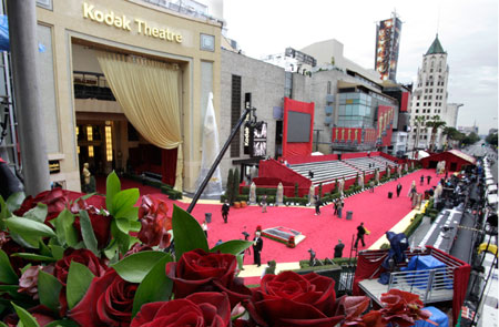 People bustle along the red carpet arrivals area outside the Kodak Theater in preparation for the evening's 81st Academy Awards in Los Angeles in 2009. (AP/Amy Sancetta)