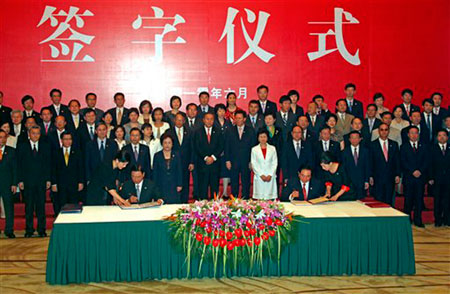 China's Association for Relations Across the Taiwan Strait Chairman Chen Yunlin and his counterpart Taiwan's Straits Exchange Foundation Chairman Chiang Pin-kung sign documents during a signing ceremony on June 29, 2010. (AP/Peng Peng)