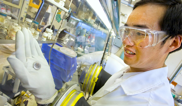 An energy researcher at the Lawrence Berkeley National Laboratory works on the next generation of batteries. (Flickr/Lawrence Berkeley National Laboratory)