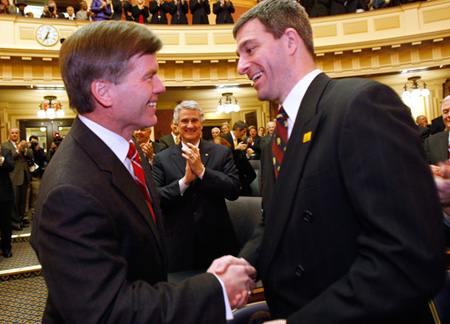 El Gobernador de Virginia Bob McDonnell le da la mano al Fiscal General Ken Cuccinelli mientras arriba a dar su Discurso del Estado de la Mancomunidad este año. (AP/Bob Brown)