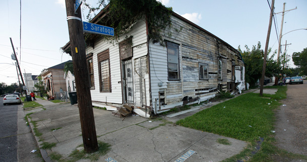 La Gran Recesión impactó al país como un huracán económico. En New Orleans, la casa en la foto permanece evacuada y ruinosa cinco años despues del Huracán Katrina.