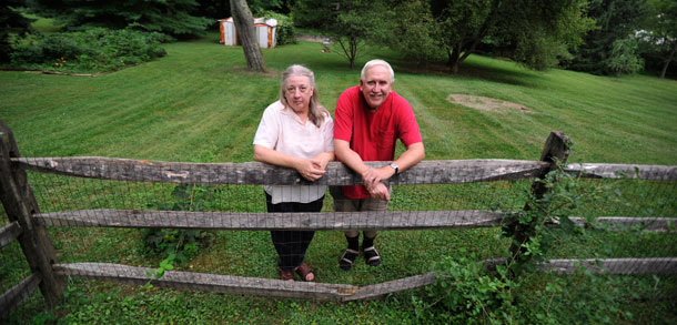 Paul Skidmore y su esposa Kathy en su casa en Finksburg, Maryland. Skidmore solicitó los beneficios de Seguro Social a los 63 años—tres años antes de lo anticipado—después de agotar su beneficio del desempleo durante 18 meses sin encontrar trabajo. (AP/Gail Burton)