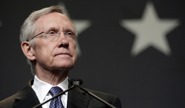 El Sen. Harry Reid (D-NV) da un discurso despues de vencer a Sharron Angle para ganar la reeleccion el martes, 2 de noviembre 2010 en Las Vegas. (AP/Jae C. Hong)