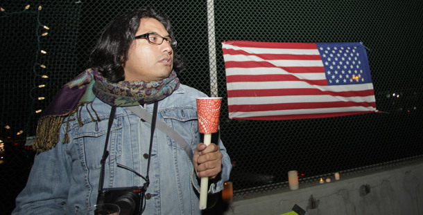 Thomas Lucero, un estudiante del condado norte de San Diego, participa en una vigila en apoyo del DREAM Act el 29 de noviembre, 2010, en Carlsbad, CA. La movilización en apoyo del DREAM Act ha alcanzado un punto crítico después de casi una década de activismo sobre el tema. (AP/Lenny Ignelzi)