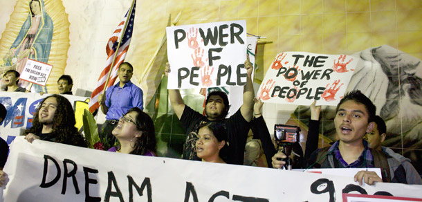 Proponentes del DREAM Act federal participan en una vigila y procesión en el centro de Los Angeles el 7 de diciembre, 2010. El aprobar el DREAM Act podría añadir 252.000 nuevos ingenieros y científicos al escaso número de ingenieros y científicos en este país. (AP/Damian Dovarganes)