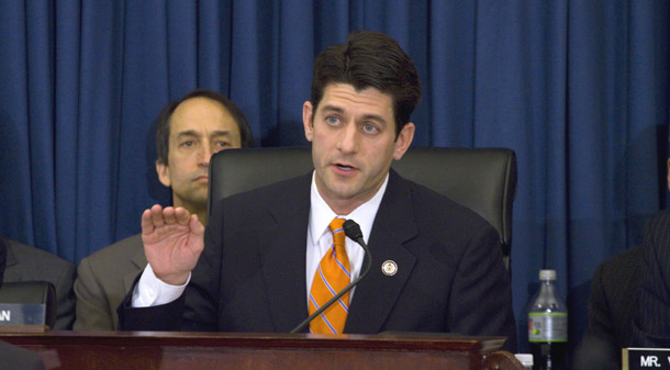 El Congresista Pau Ryan (R-WI) y otros Republicanos en la Cámara proponen grandes recortes en programas que capacitan a personas desempleadas, ofrecen oportunidades laborales para jóvenes desfavorecidos, proveen educación para niños vulnerables, y que asisten a ancianos y personas discapacitadas con vivienda y servicios. (AP/Harry Hamburg)