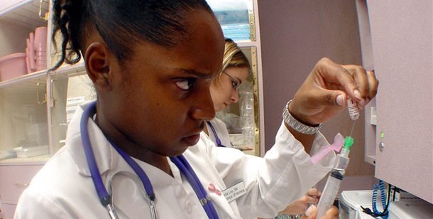 Una estudiante de enfermería de la Universidad de Southern Mississippi saca medicamento en el Hospital Forrest General en Hattiesburg como parte de su capacitación. (AP/University of Southern Mississippi, Steve Rouse)