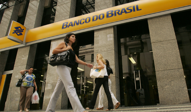 People walk by a Banco do Brasil bank in Rio de Janeiro, Friday,  January 9, 2009. Brazil has a booming economy with 193 million of the  world’s  consumers, and a per capita income expected to grow at 6  percent a year, making Brazil a very attractive market for U.S.   products and services. (AP/Pablo Martinez Monsivais)