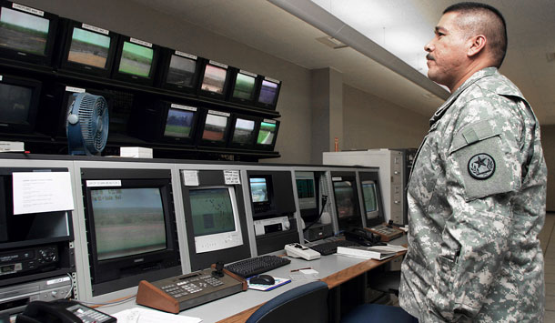El Sgto. Jose Balli de la Guardia Nacional de Texas mira a los monitores de TV durante su capacitación en la Estación de Patrulla Fronteriza de Harlingen en Harlingen, Texas. (AP/Joe Hermosa)
