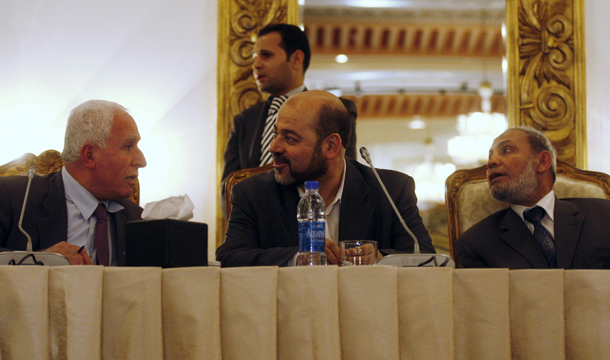 Chief Fatah negotiator for reconciliation talks Azzam al-Ahmed, left, sits next to Hamas leaders Moussa Abu Marzoug, center, and Mahmoud Al Zahar, right, during a news conference in Cairo, Egypt, Wednesday, April 27, 2011. (AP/Khalil Hamra)