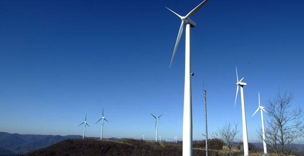 The Tennessee Valley Authority wind farm on Buffalo Mountain near Oliver Springs, Tennessee, was the first commercial wind farm in the Southeast. TVA is now making even further investments in a clean energy future. (AP/Wade Payne)