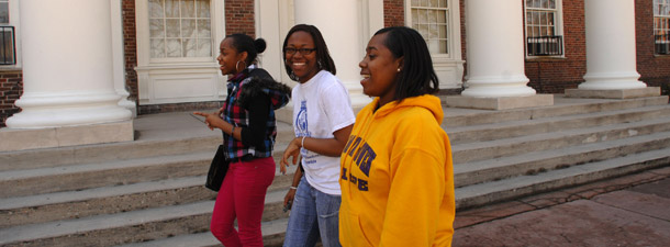 Un grupo de estudiantes camina hacia la cafetería cerca del campus de LeMoyne-Owen College en Memphis, Tennessee.  El desempleo entre los graduados universitarios afroamericanos fue de 19 por ciento el año pasado. (AP/Greg Campbell)
