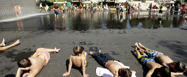 Kids enjoy the fountain at Chicago's Millennium Park. Smog and power plant toxics could aggravate asthma and other respiratory problems in children this summer as the weather heats up. (AP/Nam Y. Huh)