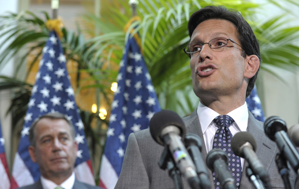 El líder de la mayoría republicana, Eric Cantor  (R-VA), derecha, acompañado por el presidente de la Cámara John Boehner (R-OH), hace declaraciones ante una conferencia de prensa en el Capitolio en Washington el martes, 12  de julio 2011, mientras negociaciones sobre la deuda continúan. (AP/Susan Walsh)