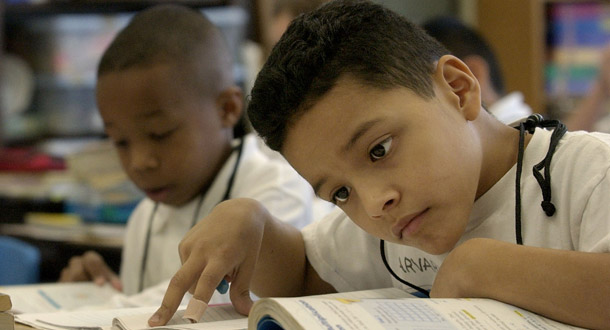 Alumnos en el tercer grado estudian un problema de matemática en la Escuela Primaria Harvard en Houston. Un nuevo informe propone que el financiamiento de la escuela pública es ampliamente similar entre grupos raciales y étnicos, y encontró una audiencia predeciblemente receptiva en los blogs conservativos. (AP/David J. Phillip)