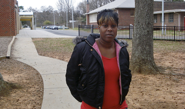 Shenika Simpson, una madre soltera y sin empleo, está en esta foto tomada en Charlotte, North Carolina el 17 de marzo, 2010. Muchas familias estadounidenses han sentido un deterioro significativo y palpable de la riqueza desde que comenzó la Gran Recesión en 2007, pero para las comunidades de color la tendencia en total es más profunda debido a los perfiles financieros y económicos característicos de estas comunidades. (AP/Jesse Washington)