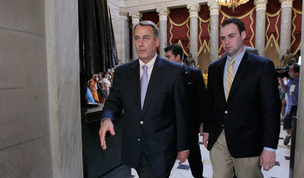 El Presidente de la Cámara de Representantes John Boehner regresa a su oficina en el Capitolio en Washington el 30 de julio, 2011. Líderes en el Congreso llegaron a un acuerdo sobre el límite de la deuda durante el pasado fin de semana. (AP/J. Scott Applewhite)