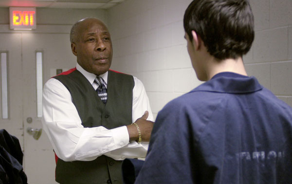 Joe Clark, izquierda, director del Centro de Detención Juvenil del Condado de Essex, conversa con un preso en Newark, New Jersey. (AP/Mike Derer)