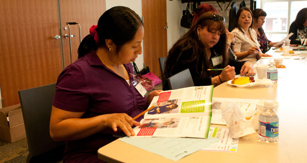 Un taller le enseña a latinas información importante sobre el cuidado de salud que pueden usar para ayudar a otras mujeres en sus comunidades y entender las opciones disponibles cuando necesitan la atención médica. (Flickr/Christiana Care)