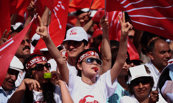 Supporters of Turkey's main opposition Republican People's Party, CHP, listen to the party leader Kemal Kilicdaroglu in Istanbul, Turkey, Saturday, June 4, 2011. (AP)