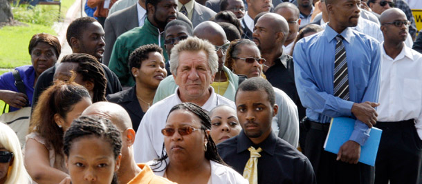 Personas buscando empleo esperan para ingresar en una feria de trabajos en el Crenshaw Christian Center en South Los Angeles el 31 de agosto, 2011. Los números del censo demuestran la necesidad de crear empleos y continuar medidas para proteger a familias en dificultades. (AP/Reed Saxon)