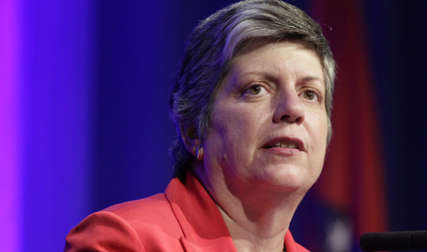 La Secretaria de Seguridad Nacional Janet Napolitano da un discurso en una serie de lecturas patrocinado por el Clinton School of Public Service en Little Rock, Arkansas. El Departamento de Seguridad Nacional anunció que enfocará sus recursos en detener y expulsar a los individuos de más alta prioridad en vez de individuos de baja prioridad como niños, miembros de familias militares y cónyuges del mismo sexo. (AP/Danny Johnston)