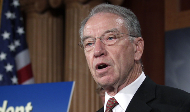 El Senador Charles Grassley (R-IA) insta a que el presidente reactive su a agenda de comercio para avanzar acuerdos con Corea del Sur, Colombia, y Panamá en Washington, el miércoles, 7 de septiembre, 2011. (AP/J. Scott Applewhite)