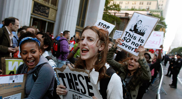 Manifestantes de Ocupar Wall Street marchan hacia Zuccotti Park en el Distrito Financiero de Nueva York el 5 de octubre, 2011. (AP/Jason DeCrow)