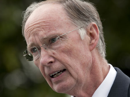 Gobernador Robert Bentley (R-AL) firmó H.B. 56, la ley antiinmigrante de Alabama, el 9 de Junio, 2011. (AP/Dave Martin)