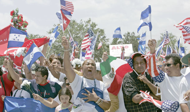 Un grupo que consiste por la mayor parte de latinos e inmigrantes, gritan eslóganes en una reunión en Miami, Florida (AP/Alan Diaz)
