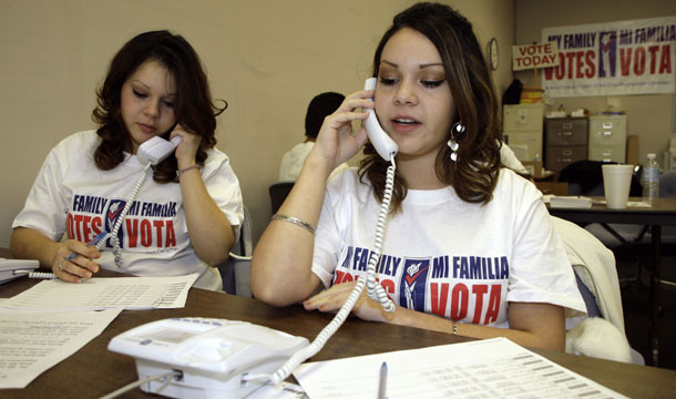 Hermanas gemelas Judith, izquierda, y Maira García hacen llamadas telefónicas a votantes desde la sede de la organización “Mi Familia Vota” en el suroeste de Denver el viernes, 3 de noviembre, 2006, animando a los votantes que salgan a votar en la elección general en Colorado de aquel año. (AP/David Zalubowski)