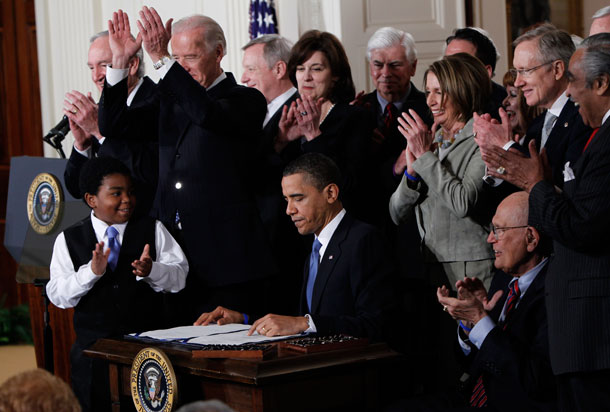 Se le aplaude al presidente Barack Obama después de firmar el Acta de Cuidado Asequible el 23 de marzo, 2010. El proyecto de ley ya está ayudando a mejorar el cuidado de salud para los latinos (AP/ Charles Dharapak)