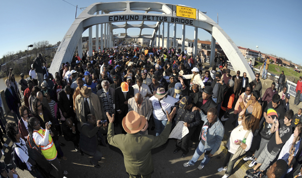 Miles se unen para marchar a través de Selma, Alabama, durante la recreación de del Domingo Sangriento (mejor conocido como “Bloody Sunday”), la marcha sobre derechos civiles desde Selma a Montgomery el 4 de marzo, 2012, 47 años después de la marcha histórica que nos llevo a promulgar el acta de votación de 1965. (AP/Kevin Glackmeyer)