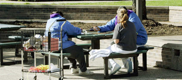 Tres mujeres encarceladas en la prisión estatal para mujeres en Shakopee, Minnesota, jugando un juego en el patio. Las mujeres están en la carcela casi el doble del índice que los hombres en este país. (AP/Jim Mone)