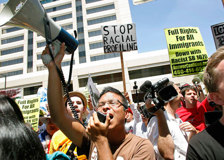 Carlos Álvarez de Phoenix grita durante una protesta sobre la ley S.B.  1070, la ley inmigratoria del estado más estricta, que fue pasada en  2010. (AP/ Ralph Freso)