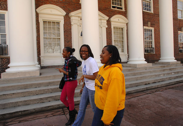Los estudiantes atraviesan el campus del Colegio LeMoyne-Owen, en Memphis, Tennessee. Un aumento en la tasa de interés del préstamo Stafford golpearía los estudiantes de color desproporcionadamente. (AP/ Greg Campbell)